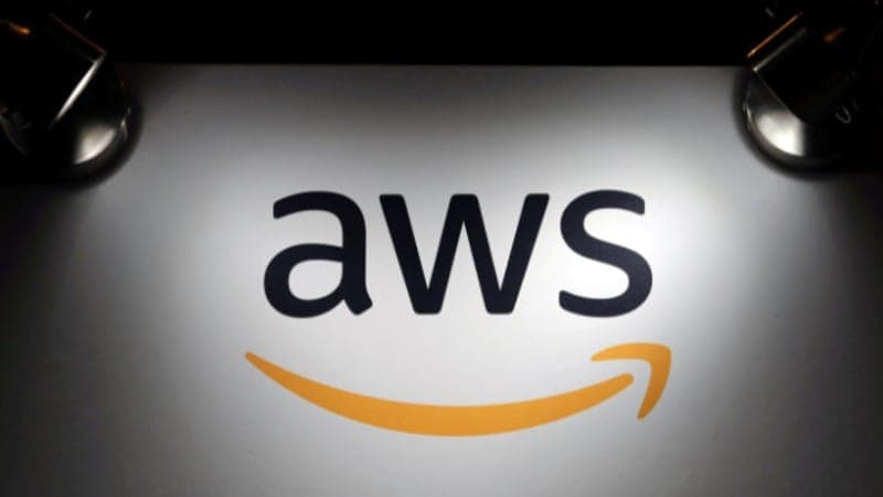 How Does EC2 Auto Scaling Maintain Availability?